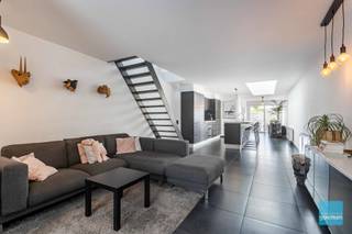 Te koop te Aalst!Gerenoveerde woning met 8 zonnepanelen, groendak en ruim terras in een rustige doodlopende straat vlakbij het centrum van Aalst.Op...