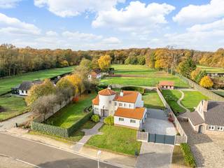 Deze villa straalt een mediterrane sfeer uit, gecombineerd met hedendaagse klasse en frisheid. Dankzij de kwalitatieve materialen zoals corian, parketvloer,... en de doordachte indeling vormt comfort een harmonieus geheel met functionaliteit. Een verrassende woning met een praktische indeling en toffe tuin met mooi terras. <br /><br />De Drij Dreven ligt in een rustige, groene woonwijk van Heusden-Zolder, vlak bij natuur en wandelroutes. <br />De ligging combineert privacy en rust met een vlotte verbinding naar E313 en E314, winkels, scholen en sportfaciliteiten in de buurt. <br />Ideaal voor wie landelijk en residentieel wil wonen met alle comfort binnen handbereik.<br /><br />=> Gelijkvloers met luchtige leefruimtes<br />- Frisse inkomhal met ruimte voor vestiaire<br />- Ruim gastentoilet met fonteintje <br />- Praktische bureauhoek in de leefruimte <br />- Leefruimte met gezellige doorkijkhaard op hout<br />- Veel lichtinval door grote ramen <br />- Volledig ingerichte moderne keuken <br />- Toegang tot terras vanuit keuken<br />- Mooie bijkeuken, eveneens compleet ingericht met kasten en apparatuur<br />- Grote inpandige garage voor twee wagens <br /><br />=> Verdieping met badkamer en twee slaapkamers<br />- Open vide<br />- Ouderlijke slaapkamer met airco en vaste kastenwand<br />- Tweede slaapkamer met vaste kasten <br />- Luxe badkamer met ligbad, inloopdouche en dubbele wastafel in strak meubel<br />- Apart toilet <br /><br />=> Tuin met groot terras<br />- Westelijk georiënteerd <br />- Gezellig overdekt terras bij de keuken<br />- Aansluitend een open terras met grote zonneluifel<br />- Tuin is onderhoudsvriendelijk aangelegd<br />- Volledig omheind <br />- Voldoende parkeergelegenheid op eigen terrein <br /><br />=> Indeling <br />Gelijkvloers: inkomhal, gastentoilet, leefruimte met bureauhoek, ingerichte keuken, bijkeuken, wasplaats en dubbele inpandige garage; <br />Verdieping: overloop/vide, twee slaapkamers, badkamer en apart toilet; <br />Kruipkelder.
