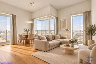 <p><span>Panoramisch wonen op de 18de verdieping aan het Eilandje</span></p><p><span>Op zoek naar een lichtrijk appartement met een uitzicht waar slechts weinigen van kunnen dromen? Op de 18de verdieping van een verzorgd appartementsgebouw aan de Ellermanstraat 61 bevindt zich dit aangename twee slaapkamerappartement met een indrukwekkend panoramisch zicht over de Antwerpse skyline en de dokken.</span></p><p><span>De lichtrijke leef- en eetruimte van ca. 32 m² wordt omringd door grote raampartijen en biedt voldoende plaats voor een comfortabele zit- en eethoek. Vanuit vrijwel elke hoek geniet u van het voortdurend veranderende uitzicht over Antwerpen. Aansluitend bevindt zich de volledig ingerichte open keuken, voorzien van een inductie kookplaat, dampkap, koelkast met diepvriesvak, microgolf en vaatwasser.</span></p><p><span>Het appartement beschikt over twee slaapkamers van respectievelijk ca. 12 m² en 9 m². De badkamer is uitgerust met een regendouche, lavabomeubel, spiegel en toilet. Daarnaast is er een extra, praktische berging met aansluitingen voor een wasmachine en droogkast.</span></p><p><span>Een absolute blikvanger is het royale terras dat zich rondom het appartement uitstrekt. Hier geniet u op verschillende momenten van de dag van de zon, de rust op hoogte en een uniek uitzicht over de stad en haar dokken.</span></p><p><span>Het appartement is volledig rolstoeltoegankelijk. Een privatieve parkeerplaats hoort bij het appartement en dient verplicht mee aangekocht te worden voor €30.000.</span></p><p><span> </span></p><p><span>Indeling</span></p><p><span>Lichtrijke leef- en eetruimte van ca. 32 m² met toegang tot het panoramisch terras van ca. 29m²</span></p><p><span>Volledig ingerichte open keuken voorzien van een inductie kookplaat, dampkap, koelkast met diepvriesvak, microgolf en vaatwasser.</span></p><p><span>Slaapkamer van ca. 12 m² op parketvloer met toegang tot het terras</span></p><p><span>Tweede slaapkamer van ca. 9 m² parketvloer met toegang tot het terras</span></p><p><span>Badkamer met inloop regendouche, lavabomeubel, spiegel en toilet</span></p><p><span>Extra berging met aansluitingen voor wasmachine en droogkast</span></p><p><span> </span></p><p><span>Belangrijkste troeven</span></p><ul><li><span>Gelegen op de 18de verdieping</span></li><li><span>Adembenemend uitzicht over Antwerpen en de dokken</span></li><li><span>Grote raampartijen en uitzonderlijk veel lichtinval</span></li><li><span>Royaal terras rondom het appartement</span></li><li><span>Twee slaapkamers</span></li><li><span>Volledig rolstoeltoegankelijk</span></li><li><span>Goed onderhouden gemeenschappelijke delen</span></li><li><span>Privatieve parkeerplaats verplicht mee aan te kopen</span></li></ul><p><span> </span></p><p><span>Algemene informatie</span></p><p><span>Elektriciteit met privatieve verbruiksmeter</span></p><ul><li><span>Elektrische installatie: conform</span></li><li><span>EPC: A-label </span></li><li><span>Asbestattest: niet van toepassing</span></li></ul><p><span>Algemene kosten </span></p><p><span> </span></p><p><span>Het gebouw</span></p><p><span>Het kwalitatieve en goed onderhouden appartementsgebouw omvat een ondergrondse verdieping met parkeerplaatsen en bergingen, een gelijkvloerse verdieping en 21 verdiepingen met appartementen. Het gebouw beschikt over meerdere liften en een videofoonsysteem.</span></p><p><span> </span></p><p><span>Ligging</span></p><p><span>Het appartement bevindt zich op een uitstekende locatie nabij de Antwerpse dokken en het bruisende Eilandje. Winkels, scholen, horeca en openbaar vervoer liggen op wandelafstand. Ook het historische stadscentrum en de Antwerpse Ring zijn vlot bereikbaar.</span></p><p><span>Een uitzonderlijke woonplek voor wie ruimte, licht, comfort en een spectaculair uitzicht over Antwerpen weet te waarderen.</span></p><p><span> </span></p><p><span>De informatie in deze prospect is ter informatieve titel: de kandidaat-kopers moeten hun eigen zaak maken van het verkrijgen, controleren en interpreteren van deze informatie.</span></p><p><span> </span></p>