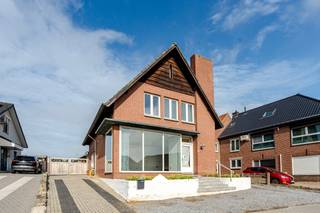 Deze open bebouwing in Kinrooi is een uitstekende kans voor wie ruimte en een goede verbinding met Nederland belangrijk vindt. Gelegen in een...