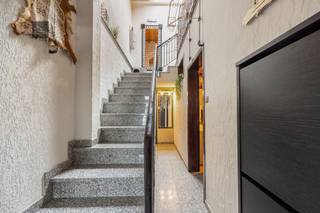 Ontdek deze charmante rijwoning in het hart van Merksem!Deze uitnodigende woning biedt u een harmonieuze combinatie van comfort en stijl. Met twee...