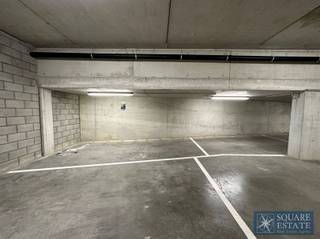 Dubbele parkeerplaats te huur in een beveiligd gebouw in het centrum van Wolvertem Voor meer informatie of een bezoek, neem contact op met het nummer...