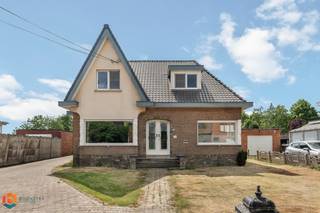 Op een goede locatie te Booischot bevindt zich deze verder af te werken woning op een perceel van 941 m². U bevindt zich hier vlakbij het centrum...