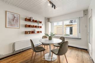 <p><span>Locatie<br /></span><span>Deze woning ligt in het hart van Gentbrugge, in een rustige straat met een echt dorpsgevoel.<br />Op enkele fietsminuten ben je in het centrum van Gent. <br />Bakker, supermarkt, scholen en het Gentbruggeplein liggen op wandelafstand. <br />De Gentbrugse Meersen zijn vlakbij.<br />Met de auto zit je snel op de E17 en de R4 en ook het openbaar vervoer is goed bereikbaar.<br /><br /></span><span>Charmante rijwoning met stadskoer in Gentbrugge<br /></span><span>Je komt binnen in een inkomhal met trap naar de verdieping. <br />Van hieruit loop je door naar de leefruimte. <br />Vooraan is er plaats voor een ruime eethoek. <br />Achteraan zit de zithoek met een gezellige bakstenen schouw en een ingebouwde houten kast. <br />Een groot raam achteraan geeft licht en zicht op het overdekte terras met stadskoertje.<br />De aparte keuken is functioneel ingericht met gaskookplaat, dampkap en spoelbak. <br />Op het gelijkvloers is er verder een badkamer met douche en lavabo.<br />Op de verdieping liggen twee ruime slaapkamers. <br />Buiten geniet je van een overdekt terras dat uitkomt op een rustige stadskoer met boom en plantenbak. <br />Hier is ook een aparte bergruimte met rekken. <br />Tenslotte is er een kelder en apart toilet in de inkomhal.<br /><br /></span><span>Troeven<br /></span><span>/ gezellige rijwoning in Gentbrugge<br />/ instapklaar<br />/ stadskoer<br />/ vlotte bereikbaarheid<br />/ ideaal als starterswoning of investering</span></p>