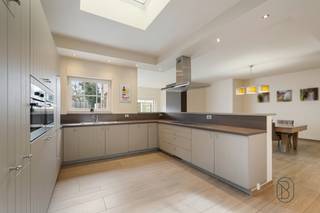 Te koop: instapklare woning met zwembad en poolhouse in centrum DeerlijkIn het centrum van Deerlijk bevindt zich deze volledig instapklare woning met...