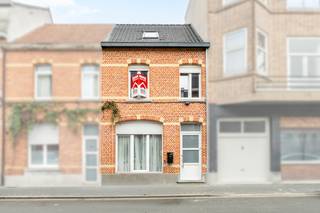 <p>Deze gesloten bebouwing combineert ruimte, comfort en een centrale ligging in een residentiële omgeving nabij scholen, park en winkels. Dankzij de vijf slaapkamers en twee badkamers is deze woning ideaal voor grote gezinnen of wie extra ruimte zoekt voor hobby’s of thuiswerk. De woning is instapklaar en beschikt over een praktische indeling met aangename leefruimtes en een gezellige stadstuin van 18 m². De ruime keuken vormt het hart van de woning en biedt voldoende plaats om samen te koken en tafelen. Bovendien geniet de woning van een gunstig EPC-label B.</p>
<p>Belangrijkste ruimtes:<br />• Living met aangename leefruimte en veel mogelijkheden<br />• Ruime keuken uitgerust met oven, koelkast en gasfornuis<br />• Hobbyruimte geschikt als bureau, speelkamer of extra ontspanningsruimte<br />• Badkamer met douche, toilet en aansluitingen voor wasmachine en droogkast<br />• Tweede badkamer met douche, toilet en wastafel<br />• Gezellige tuin<br />• Zolder (28 m²) met extra opslagmogelijkheden of slaapkamer</p>
<p>Troeven:<br />• Instapklare woning met EPC-label B<br />• Ideaal voor grote gezinnen dankzij 5 slaapkamers en 2 badkamers<br />• Centrale ligging nabij scholen, park en voorzieningen</p>
<p>Neem vandaag nog contact op met je ERA-makelaar voor een bezoek. JOUW DROOMHUIS. ZO GEVONDEN!</p>