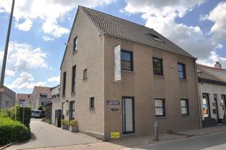 <p><span>MODERN APPARTEMENT IN STABROEK MET UITSTEKENDE AFWERKING</span></p><p><span> </span></p><p><span>Dit prachtige appartement van 131 m² is gevestigd in Stabroek en biedt een perfecte combinatie van modern comfort en stijlvolle inrichting. Het eigendom beschikt over een zeer goed onderhouden, eigentijdse infrastructuur.</span></p><p><span> </span></p><p><span>De open, lichtrijke leefruimte combineert een zeer goed uitgeruste keuken voorzien van hoogwaardige apparatuur en een praktische eiland opstelling die het hart van de woning vormt.</span></p><p><span>Het pand beschikt over een zeer goed ingerichte badkamer met moderne armaturen, uitgerust met een inloopdouche, ligbad wastafel en toilet. op de eerste etage bevindt zich tevens een ruime berging/wasplaats. </span></p><p><span>Op de bovenste verdieping treffen we twee ruime slaapkamers, een tweede toilet en bergruimte aan.</span></p><p><span> </span></p><p><span>Een van de grootste sterke punten is het zeer ruime en zonnige dakterras (28m²) grenzend aan de living. Het terras heeft uitzicht op de omgeving en biedt een ideale ruimte om van het buitenleven te genieten.</span></p><p><span> </span></p><p><span>De locatie biedt uitstekende toegang tot alle voorzieningen in de buurt.</span></p><p><span> </span></p><p><span>Extra's</span><span> : aparte inkomhal, onderbuur is een kinesitherapie (geen bewoning), zuidwest oriëntatie, parkeergelegenheid, 10 zonnepanelen, elektrisch te bedienen rolluiken, airco, e-peil = A</span></p>