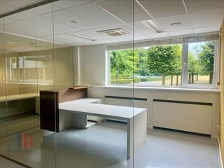 Instapklare, bemeubelde kantoorruimte van 290 m² met 10 private parkeerplaatsen te huur. Deze moderne en lichtrijke kantoren zijn volledig...