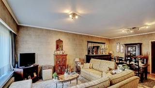 Appartement op de 1ste verdieping op een perceel van 18 are 61 ca in nabijheid van station Mechelen-Nekkerspoel. <br />Alles op één niveau (geen lift aanwezig). West georiënteerd.<br />Omvat: ruime living 36m², ingerichte keuken, badkamer, 2 slaapkamers (15m² - 10m²), berging, balkon 5m op 0,55m met berging.<br />Cv-aardgas. EPC 132 kWh/m² - energielabel B - UC3736713-RES-1.<br />Bouwjaar: 1976 - goede staat.<br />Totale vloeroppervlakte: 95m² + balkon. Ki: 916 euro.<br />Afzonderlijk: garage verplicht bij aan te kopen aan 30.000 euro (totaal 265.000 euro).<br />Stedenbouw vastgoedinfo in aanvraag (woongebied - geen voorkooprecht ruimtelijke ordening).<br />Niet overstromingsgevoelig - gebouwscore A - perceelscore A.