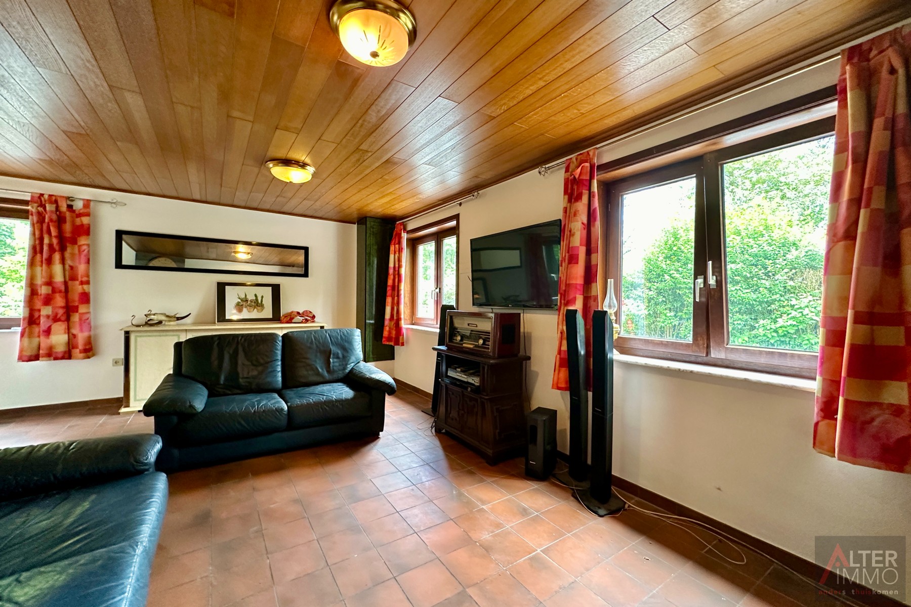Gelijkvloerse woning (1970) met 2 slaapkamers, kelder en zolder (mogelijks in te richten) op perceel van 10a 30ca. - foto 4