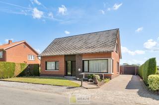 <strong>IDEALIS VASTGOED – Op te frissen eengezinswoning met 3 slaapkamers te Pelt (Lindel) mét bijhorend weiland. Deze woning omvat maar liefst +-148m² netto bewoonbare oppervlakte op een perceel van 10a 12ca (+ 20a 39ca weiland) met een ruime woonkamer, eetplaats, keuken, wasplaats, veranda/tuinkamer, badkamer, toilet, 3 slaapkamers en een zeer ruimte garage vlakbij de dorpskern van het Lindel, Pelt! Uiterst geschikt voor kandidaten op zoek naar een naar eigen wens te renoveren betaalbare woning.<br /><br />LIGGING: </strong><br />Deze woning is gelegen in een rustige woonstraat nabij het centrum van ‘t Lindel. De omgeving is rustig, groen én kindvriendelijk. De centrale ligging biedt een vlotte bereikbaarheid van scholen, supermarkten en andere commerciële gelegenheden.<br /><br /><strong>INDELING: </strong><br /><strong>Gelijkvloerse verdieping: </strong><br />– Inkom met trappenhal naar 1<sup>ste</sup> verdieping – slaapkamer 1 – woonkamer – eetplaats - keuken – wasplaats – badkamer met bad en lavabo– toilet – veranda –<br /><br /><strong>Bovenverdieping: </strong><br />– Overloop – slaapkamer 1 – slaapkamer 2 – bergzolder -<br /><br /><strong>Kelder:</strong><br /> – Droge kelder –<br /><br /><strong>Tuin: </strong><br />– Ruim perceel van 10a 12ca met zeer ruime garage –<br /><br /><strong>BIJZONDERHEDEN:</strong><br />- Zeer rustige woonbuurt<br />- Sfeervol en naar wens te renoveren woonhuis<br />- Aangename perceel (inclusief weiland aan overzijde straat 30a 51ca)<br />- Renovatieverplichting<br />- Stookolietank buiten werking gesteld<br />- Ramen vernieuwd in kunststof<br /><br /><strong>Stedenbouwkundige Inlichtingen:</strong><br />Bouwvergunning – Woongebied - Geen dagvaarding – Voorkooprecht – Geen verkavelingsvergunning<br /><br /><strong>E-peil: </strong> 1.226kWh/m²jaar <strong>met certificaatnummer:</strong> 20260508-0003864950-RES-1<br /><br /><strong>O-peil:</strong> niet overstromingsgevoelig gebied<br />P-score: A<br />G-score: A<br /><br /><strong>Benieuwd naar deze woning? Ons IDEALIS Team geeft U met plezier en steeds vrijblijvend de nodige informatie via e-mail, ter plaatse of op ons kantoor te Pelt.<br />Wenst U advies omtrent uw eigen woning? Graag plannen wij vrijblijvend met U een afspraak in om onze expertise met U te delen, steeds tot Uw dienst!!<br />Neem contact op met IDEALIS VASTGOED op 011/515 565 of mail naar info@idealisvastgoed.be!</strong><br /> 