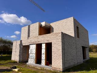 In de rustige Slaapstraat in Gavere verrijst deze opvallend ruime en moderne nieuwbouwwoning, perfect voor wie op zoek is naar hedendaags wooncomfort op een unieke locatie. De woning biedt een zee van ruimte, met een doordachte indeling die inspeelt op het leven van vandaag én morgen.<br />Op het gelijkvloers kom je binnen in een stijlvolle inkomhal met apart gastentoilet. De grote leefruimte met aparte bureauruimte vormt het warme hart van de woning, met aansluitend een lichtrijke open keuken die uitkijkt op de tuin. Een handige wasplaats en inpandige garage zorgen voor extra praktisch comfort.<br />Boven leidt de nachthal naar vier volwaardige slaapkamers, waaronder een master bedroom met dressing. Verder zijn er een ruime badkamer, een apart toilet en een technische ruimte voorzien – alles netjes ingedeeld en klaar om ingericht te worden volgens jouw wensen.<br />De ruwbouwwerken zijn reeds gestart, en je hebt de keuze: koop als wind- en waterdichte ruwbouw, of ga voor een volledig afgewerkte sleutel-op-de-deurwoning. De flexibiliteit ligt volledig in jouw handen.<br />Neem vandaag nog contact op voor meer info of een bezoek ter plaatse!