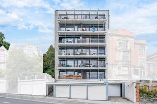 We Invest Liège et Léa vous présente à la vente ce bel appartement deux chambres à Cointe.Il jouit d'une situation idéale : proche des commerces, des...