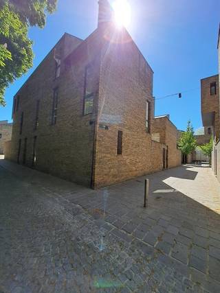 Comfortabele en lichtrijke 2-slaapkamerwoonst met ruim TERRAS, zeer rustig gelegen in het centrum van Brugge, aan het Astridpark en vlakbij...