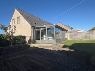 Recentbouw op uiterst rustige ligging met 3 slks, inpandige garage en grote oprit.<br /><br />Deze woning is instapklaar, zeer goed verzorgd en heeft een topligging te Kuurne. De Poolster is een doodlopende straat met een aangenaam speeltuintje centraal op de wijk.<br /><br />Inkom met apart toilet, leefruimte met grote raampartijen en aanpalende keuken. Deze is volledig geïnstalleerd, vele kastruimtes en heeft plaats voor een eettafel. Een aparte berging en doorgang naar de garage. Achteraan de woning is er een grote leef-veranda geplaatst, ideale tweede leefplaats!<br /><br />Het verdiep bevat 3 mooie slaapkamers en een badkamer. Wasmeubel, ligbad met douchescherm en toilet.<br /><br />De tuin is volledig omheind, heeft een groot terras en praktisch tuinhuis.<br /><br />PLUSPUNTEN:<br />+ ligging!<br />+ EPC B<br />+ instapklaar