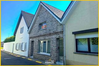 <strong>Immo Van Middelem verhuurt deze gerenoveerde woning gelegen in het centrum van Sint-Katherina-Lombeek (Ternat), op wandelafstand van tal van lokale handelszaken. U vindt er onder meer Bakkerij Heidi, Frituur Loemek, een krantenwinkel, apotheek, bank en het cultuurcentrum De Ploter.</strong> <br /><br />De indeling is als volgt:<br />- GELIJKVLOERS: inkomhal, woonkamer, bureau, douchekamer met dubbele lavabo, keuken (met toegang tot koer), slaapkamer.<br />- 1ste VERDIEPING: nachthal, 3 slaapkamers, badkamer met douche en bad.<br />- TERRAS/KOER: met toegang tot extra berging. <br /><br />EPC: 300 kwh/(m² jaar) – label C (UC:0003917296).<br />Centrale verwarming op gas.<br />Onmiddellijk beschikbaar.
