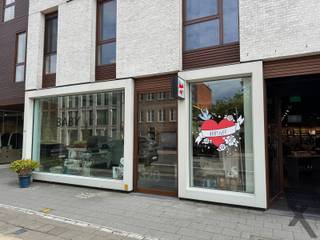 Bent u op zoek naar een inspirerende locatie voor uw onderneming? Dit schitterend commerciële pand (huidige BabyLuff) van 207 m², gelegen op een centrale locatie in Schilde, biedt de perfecte setting voor uw nieuwe zakelijke avontuur! Met buren als Ici Paris XL, Pearl, Les Jumelles, Anna & Grace , Pastec en Sauvage kunnen we bevestigen dat het gaat om 'het' beste commerciële gedeelte van de drukke Turnhoutsebaan. Andere retailers als Kruidvat, Standaard Boekhandel, Hema, Zeeman zijn tevens op dit gedeelte van de Turnhoutsebaan gevestigd.
Deze commerciële ruimte is volledig ingericht en instapklaar en beschikt over veel lichtinval (vitrine, zijgevel, achtergevel en lichtkoepels). De vrije hoogte bedraagt 3.20 m wat het pand een unieke sfeer geeft. Verwarming en airco's zijn voorzien. De nieuw aangelegde parking in de Lindenstraat biedt 'gratis' parkeren aan 89 wagens, laadpalen zijn voorzien en u hebt via de doorgang naar de Turnhoutsebaan onmiddellijke verbinding tot de winkelruimte. Tevens is er ook de mogelijkheid om in de ondergrondse garage een garagebox bij te huren.
Met zijn centrale ligging geniet u van uitstekende zichtbaarheid en toegankelijkheid, wat essentieel is voor elk succesvol bedrijf. Laat deze kans niet aan u voorbijgaan!
Neem vandaag nog contact met ons op voor een bezichtiging en ontdek de mogelijkheden die dit prachtige pand te bieden heeft. Uw nieuwe zakelijke succesverhaal begint hier!