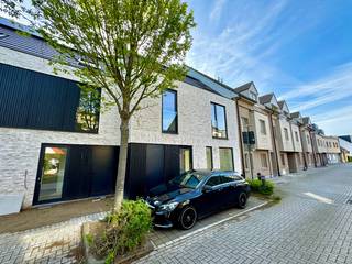 Ontdek deze energiezuinige nieuwbouwwoning in een kleinschalig project van slechts 5 woningen, rustig gelegen in de Achterstraat, vlakbij winkels, scholen en openbaar vervoer.<br /><br />Op het gelijkvloers geniet u van een lichtrijke leefruimte met open keuken, praktische bijkeuken, ruime berging en gastentoilet. De eerste verdieping telt 3 volwaardige slaapkamers en een stijlvolle badkamer met ligbad, inloopdouche en dubbele lavabo. De ruime zolder, voorzien van alle nodige aansluitingen, biedt extra mogelijkheden als slaapkamer, hobbyruimte of bureau.<br /><br />Dankzij zonnepanelen, een lucht/water warmtepomp, ventilatiesysteem D, hoogrendementsbeglazing en een volledig isolatiepakket woont u uiterst energiezuinig. Bovendien is aankoop aan 6% BTW mogelijk onder de wettelijke voorwaarden.<br /><br />Troeven:<br />- Kleinschalig nieuwbouwproject van 5 woningen<br />- Rustige ligging in centrum Ertvelde<br />- 3 slaapkamers + ruime zolderverdieping met vaste trap (4de slaapkamer)<br />- Zonnepanelen, warmtepomp en ventilatiesysteem D<br />- Ruime leefruimte met open keuken<br />- Praktische bijkeuken en extra berging<br />- Mogelijkheid aankoop aan 6% BTW<br /><br />De prijs is exclusief 12% RR en 6% BTW!<br /><br />De ideale instapklare woning voor gezinnen of voor wie graag centraal in Ertvelde woont, met alle ruimte, comfort en rust binnen handbereik.<br />Meer info of een bezoek? Stuur gerust een e-mail naar hallo@wijsvastgoed.be, dan bellen wij u op voor een WIJS bezoek !
