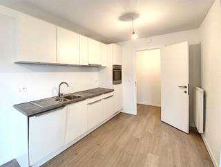 <p><span>HEDENDAAGS APP MET 2 SLKS, TERRAS & AUTOSTAANPLAATS</span></p><p><span> </span></p><p><span>In Sint-Niklaas treffen wij residentie 't Fineer aan. Een toplocatie voor wie wil genieten van het leven in hartje Waasland. Wij bevinden ons op enkele minuten van het station, de markt, verschillende scholen, supermarkten, ... Kortom ideaal voor wie optimaal van het stadsleven wil genieten. </span></p><p><span> </span></p><p><span>Het appartement bevindt zich op de eerste verdieping. Toegekomen op de eerste verdieping betreden wij het appartement via de inkomhal. De inkomhal geeft ons toegang tot twee slaapkamers, de badkamer, het toilet voorzien van een handspoelbakje en de leefruimte. De leefruimte biedt voldoende plaats voor een zithoek, een eethoek en is voorzien van een volledig uitgeruste keuken. </span></p><p><span><br /></span><span>Leuk detail is de aanwezigheid van een parkeerplaats. Deze is terug te vinden in de ondergrondse parkeergarage waar wij ook de privatieve kelderberging aantreffen. </span></p><p><span> </span></p><p><span>Nieuwsgierig om dit centraal gelegen appartement te ontdekken? Vraag snel een bezichtiging aan via <span>info@pillar.estate</span></span><span> of 033 695 695.</span></p><p><span><br />Opgelet: Dit pand wordt enkel verhuurd voor korte duur (huurovereenkomst voor 1 jaar).</span></p><p><span>Deze gegevens zijn louter ter informatieve titel. De vermelde oppervlaktes zijn slechts een indicatie. Pillar kan niet verantwoordelijk gesteld worden voor de juistheid van de aan haar verstrekte gegevens. </span></p><p><span> </span></p>