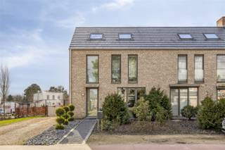 TE KOOP: Recente, lichtrijke woning met 3 slaapkamers te Tessenderlo!Welkom in deze verzorgde en instapklare woning, gelegen aan de Paalseweg in...