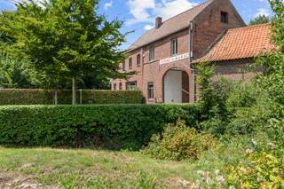 Ferme en carré unique et pleine de charme sur 2 hectares, composée d'une maison de caractère, d'une magnifique cour intérieure, d’un grand...