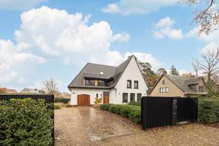 Recent gerenoveerde villa op rustige ligging in een zeer groene omgeving op wandelafstand van het park Mikhof. De villa is gerenoveerd in 2022-2023...