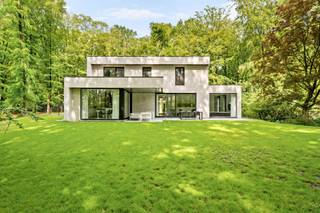 Deze moderne en energiezuinige villa (E-peil -4) is gelegen in een rustige en bosrijke straat te Oud-Turnhout. Deze eigendom dateert van 2024 en is afgewerkt met kwalitatieve materialen. De villa omvat een prachtige leefruimte met zithoek, eetgedeelte en ingerichte leefkeuken, speel/hobbyruimte/bureau, wasplaats, 3 slaapkamers, 2 badkamers, dressing, bergplaats, ruime inpandige fietsenberging, tuin met buitenberging en carport voor het plaatsen van 2 wagens.<br /><br />Gelijkvloers:<br />U betreedt de woning via de inkomhal met apart toilet die rechtstreeks uitzicht geeft op de tuin. <br />De woonkamer en keuken baden in het daglicht door de grote glaspartijen aan de achterzijde van de woning. Deze ruimtes sluiten naadloos op elkaar aan maar voelen door de doordachte architectuur toch gezellig aan. Naast de woonkamer een bureelruimte/speelruimte/...<br /><br />De moderne keuken is volledig geïnstalleerd met hoogwaardige toestellen (koelkast met vriesvak, 2 combi-ovens, inductievuur en vaatwasmachine) en beschikt over veel kastruimte en een composieten werkblad met ingewerkte eettafel. <br />Aanpalend aan de keuken vinden we een praktische berging terug en toegang tot de zeer ruimte fietsenberging dewelke eventueel ook gebruikt kan worden als garage. <br /><br />Eerste verdieping:<br />Het mastergedeelte is volledig apart voorzien en bestaat uit een ruime slaapkamer met uitzicht op de tuin, een ruimte in te richten als dressing en een indrukwekkende badkamer met inloopdouche, dubbele lavabo en losstaand bad in solid surface.<br />Overigens bevinden er zich 2 extra slaapkamers en een aparte douchekamer met inloopdouche en lavabomeubel. Het toilet is apart voorzien.<br /><br />Tuin:<br />De tuin biedt een groen uitzicht achteraan en is volledig omheind. <br />Via de tuin hebben we bovendien toegang tot een tuinberging.<br /><br />Buitengewone kenmerken: <br />- Vloerverwarming<br />- Rolluiken aanwezig in de slaapkamers<br />- Regenwaterput van 5000l aangesloten op toiletten + buitenkraan<br />- Alarm aanwezig