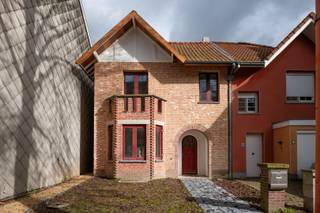 In een rustige en residentiële straat, op de Oudebaan 67 te Mortsel, bevindt zich deze volledig gerenoveerde halfopen bebouwing die comfort, stijl en energiezuinigheid perfect combineert. Dankzij de oostgerichte oriëntatie geniet u elke ochtend van aangenaam natuurlijk licht.Bij het betreden van de woning komt u binnen in een lichtrijke leefruimte met een moderne afwerking en een warme uitstraling. Aansluitend bevindt zich de nieuwe, volledig uitgeruste keuken, voorzien van kwalitatieve toestellen en voldoende werk- en opbergruimte.De woning beschikt over drie ruime slaapkamers, die flexibel in te richten zijn als master bedroom, kinderkamer, bureau of hobbyruimte. De nieuwe badkamer werd stijlvol afgewerkt en is uitgerust met een inloopdouche en modern badkamermeubel.Verder zijn er twee afzonderlijke toiletten, wat het wooncomfort aanzienlijk verhoogt.Een extra troef is de ruime kelder, ideaal als voorraadruimte, wasruimte of extra bergruimte.De woning werd grondig gerenoveerd met aandacht voor kwaliteit en duurzaamheid: vernieuwde leidingen, technieken, ramen, dak en isolatie zorgen voor een hedendaagse woonervaring met gunstige energieprestaties.Buiten geniet u van een aangename tuin waar het rustig vertoeven is, ideaal om te ontspannen of gezellig te tafelen.Kortom, een instapklare gezinswoning op een uitstekende ligging nabij winkels, scholen, openbaar vervoer en belangrijke invalswegen.Wil jij het pand bezichtigen, contacteer dan onderstaande gegevens.☎️ 0468/56.94.08✉️ nils@lefevervastgoed.be💬 Stuur een berichtje