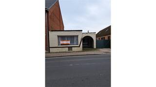 Een te renoveren woning gelijkvloerse woning in het dorp van Zoersel bestaande uit een woonkamer met open keuken, 2 slaapkamers, ruime...