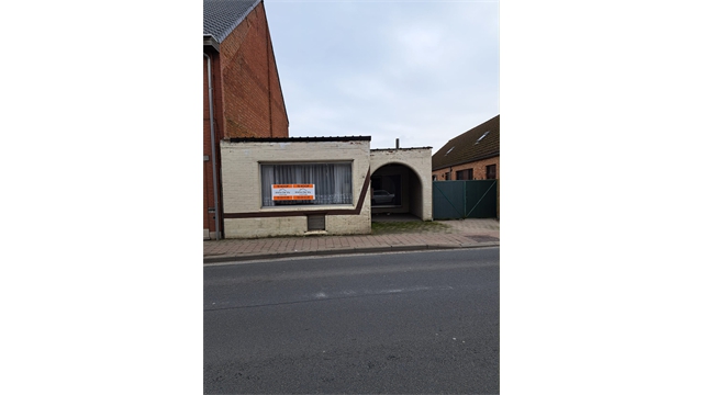 Een te renoveren woning met ruime tuin - foto 2