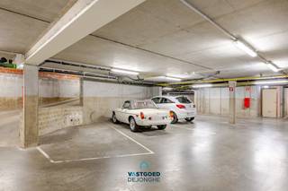 6 ruime binnenautostaanplaatsen in het centrum van Nazareth Troeven: - Dubbele elektrische sectionaalpoort Afmetingen: - Breedte: 230 cm - Lengte:...