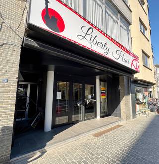Bent u op zoek naar een instapklaar handelspand op een uitstekende commerciële ligging? <strong>Dan is dit veelzijdige handelspand van ca. 110 m² aan de Lakenmakerstraat 15 in het bruisende centrum van Mol precies wat u zoekt. </strong>Dankzij de centrale ligging, vlak tegenover de ruime openbare parking Rondplein en op wandelafstand van het station, geniet het pand van een uitstekende bereikbaarheid en een constante passage. De combinatie van winkels, horecazaken en de wekelijkse dinsdagmarkt zorgt bovendien voor een levendige commerciële omgeving. De grote etalageramen bieden een maximale zichtbaarheid en maken van dit pand een ideale locatie om uw zaak in de kijker te zetten. Momenteel is het pand volledig ingericht als kapsalon. Deze volledige inrichting kan kosteloos worden overgenomen, zodat een kapper, barbier of schoonheidsspecialist onmiddellijk van start kan gaan zonder bijkomende investeringen. Dankzij de flexibele indeling leent het pand zich echter ook perfect voor tal van andere commerciële of professionele activiteiten. De handelsruimte omvat een open handelsruimte van ca. 110 m², een volledig ingerichte kapsalonruimte, een keuken, een afzonderlijk kantoor of berging, aansluitingen voor een wasmachine en droogkast en twee aparte toiletten voor personeel en klanten. <strong>Extra troeven </strong>zijn de grote vitrines, de overvloedige natuurlijke lichtinval dankzij de grote ramen en dakkoepels, airconditioning, verwarming op aardgas, dubbele beglazing, een onderhoudsvriendelijke betegelde vloer en een gunstig EPC-label C. Door zijn veelzijdige karakter is dit pand onder meer geschikt als winkel of boetiek, kantoor, praktijkruimte voor vrije beroepen zoals advocaat, architect of boekhouder, medische of paramedische praktijk (kinesist, psycholoog, diëtist, logopedist...), schoonheidssalon, kapsalon, barbershop, nagel- of massagesalon, wellnesspraktijk, reisbureau, verzekeringskantoor, showroom, conceptstore, opleidings- of consultatieruimte of voor elke andere dienstverlenende onderneming.<br /><strong>Huurvoorwaarden= </strong>Maandelijkse huurprijs: € 1.250. Onroerende voorheffing: € 1.936/jaar (ten laste van de huurder)<br />Beschikbaar vanaf 1 oktober 2026. Een unieke opportuniteit voor ondernemers die zich willen vestigen op een commerciële toplocatie in het hart van Mol.<br />Interesse of wenst u een bezoek ter plaatse?<br />Immo Delestre<br />✉ info@immodelestre.be<br />☎ 054 33 62 52<br />🌐 www.immodelestre.be