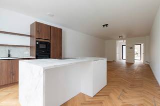 <p>Deze gerenoveerde woning is gelegen in de charmante Duivelshoek in Wilrijk. Goed gelegen nabij groen, sportfaciliteiten, bruisende centrum Wilrijk, ziekenhuizen, openbaar vervoer winkels en supermarkten. Vlotte verbinding Brussel - Antwerpen.<br /><br />De woning is volledig gestript in 2026 en gerenoveerd.<br /><br />Indeling: Inkomhal met apart toilet, aansluitend een bureau of fiestenberging. Woonkamer op visgraatparket die netjes doorloopt doorheen de gehele woning. Open keuken voorzien van alle hedendaagse comfort. Via het schuifraam betreedt u de tuin met terras. Via de achterzijde heeft u nog een handig poortje naar de achterliggende servitude weg. 1V: nachthal, 3 slaapkamer en één badkamer.<br /><br /><br />EPC: A-label (warmtepomp, gevel-, vloer- en dakisolatie, ...)</p>