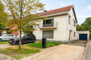 <p><span>Op een toplocatie gelegen, te renoveren halfopen bebouwing met drie slaapkamers, ruime garage en een verrassend diepe tuin.</span></p><p><span>De combinatie van de ligging in een doodlopende straat op wandelafstand van het gezellige centrum van Heide betekent dat winkels, horeca en openbaar vervoer (trein) zich vlakbij bevinden, waardoor men hier uitermate rustig woont zonder in te boeten aan bereikbaarheid en comfort.</span></p><p><span>Via de inkomhal met gastentoilet betreden we de woning, waarna we vervolgens in de leefruimte komen. Deze laatste biedt meer dan voldoende plaats voor een gezellige zithoek en een ruime eetkamer. Dankzij de grote raampartijen geniet deze ruimte bovendien van veel natuurlijk licht.</span></p><p><span>De open keuken is voorzien van heel wat kast- en werkbladruimte en de volgende uitrusting: kookvuur (gas), dampkap, spoelbak, combioven, koelkast en diepvriezer.</span></p><p><span>Achteraan vormt de veranda een mooie aanvulling op de leefruimte en zorgt deze tevens voor een directe verbinding met de tuin. Dit is een plek die gedurende verschillende seizoenen kan worden benut als extra eet-, speel-, werk- en/of ontspanningsruimte.</span></p><p><span>Op de eerste verdieping geeft de nachthal toegang tot drie volwaardige slaapkamers, respectievelijk 14,50m², 13,40m² en 9,60m², en de badkamer. Deze laatste is voorzien van een douche, een toilet en een lavabomeubel (enkel).</span></p><p><span>Een belangrijke troef is zonder twijfel de grote tuin. Hier is volop plaats voor spelende kinderen, tuinliefhebbers of gezellige momenten met familie en vrienden. Het groene karakter aan de achterzijde versterkt bovendien het aangename gevoel van rust en privacy. Ook het terras en de overdekte buitenruimte bieden bijkomende mogelijkheden.</span></p><p><span>Met de oprit en de ruime garage is er verder ook voldoende parkeergelegenheid op eigen terrein. De garage biedt bovendien ook heel wat extra opslagruimte.</span></p><p><span>De woning vraagt verdere renovatie, maar beschikt over een sterke basis, een praktische indeling en bijzonder veel potentieel (ook naar uitbreiding toe). Een interessante opportuniteit voor wie een gezinswoning volledig naar eigen smaak wil vormgeven, met als extra troef de combinatie van rustig wonen én de voorzieningen van Heide op wandelafstand.</span></p><p><span>Is uw interesse gewekt? Wel, dan hoor ik graag van U!</span></p>
