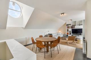 Dit recente appartement (2008) bevindt zich op de bovenste verdieping van de voormalige rijkswachtkazerne en geeft uit op een groene binnentuin. U geniet er van alle voordelen van het wonen in de stad, in een stille en veilige woonomgeving. Alles op wandelafstand!<br /><br />Bestaande uit een inkomhal met een apart toilet en een praktische bergplaats, een lichtrijke leefruimte met een ingebouwd tv- en bureaumeubel en aansluitend een terras, een open keuken, 2 slaapkamers met ingebouwde kasten en een mooie badkamer. Verlichting en gordijnen inbegrepen!<br /><br />In de ondergrond zijn een private autostaanplaats en berging voorzien. Op het gelijkvloers kan u gebruik maken van de gemeenschappelijke fietsenberging.<br /><br />EPC 154kWh(B-label)! Elektriciteit conform! <br /><br />Indien u dit mooie appartement graag bezoekt dan kan u mij steeds bereiken via arnaut@immojanstas.be of op 0495292080.<br /><br />Bijkomende info (EPC, bodemattest, elektriciteitsattest, enz...) kan U hier downloaden ↓