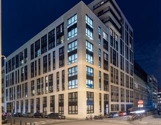 Mooi, recent en hedendaagse studentenkamer met veel lichtinval, centraal gelegen in de statige residentie "Chambon Don Giovanni" waar het...