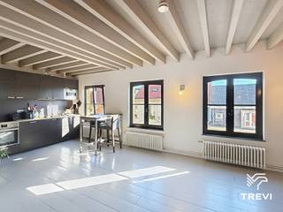 ELSENE – Ideaal gelegen nabij het Flageyplein en het Blyckaertsplein, op een steenworp van winkels, restaurants en openbaar vervoer, ruim duplexappartement van ±102m² bewoonbare oppervlakte gelegen op de 3e en 4e verdieping. Op de 3e verdieping bestaat het uit een inkomhal met apart toilet, een grote woonkamer van ±27,5m², een open ingerichte keuken (oven, kookplaat, dampkap, vaatwasser, aansluiting voor wasmachine) en een mooie slaapkamer van ±17,5m². Op de 4e verdieping bevindt zich een nachthal met apart toilet, een bureauruimte van ±7,5m², een tweede slaapkamer van ±14m² met toegang tot een aangenaam balkon van ±5,5m², een douchekamer (douche) en een badkamer (bad, dubbele wastafel). Kelder inbegrepen. Provisie voor lasten van € 100/maand (koud water, gemeenschappelijke delen). EPC G! Beschikbaar vanaf 01/11/2026. Afmetingen worden ter indicatie gegeven.<br /><br />
<p><u>Op de 3e verdieping:</u></p>
<ul>
<li>Inkomhal met apart toilet</li>
<li>Woonkamer van ±27,5m² (5,9 x 4,65)</li>
<li>Open leefkeuken ingericht (oven, kookplaat, dampkap, vaatwasser, aansluiting wasmachine)</li>
<li>Slaapkamer van ±17,5m² (3,5 x 5)</li>
</ul>
<p><u>Op de 4e verdieping:</u></p>
<ul>
<li>Nachthal met apart toilet</li>
<li>Bureau van ±7,5m² (3,5 x 2,15)</li>
<li>Slaapkamer van ±14m² (4,7 x 2,9) met toegang tot balkon van ±5,5m²</li>
<li>Douchekamer (douche)</li>
<li>Badkamer (bad, dubbele wastafel)</li>
<li>Kelder nr. 2</li>
</ul>
<p></p>