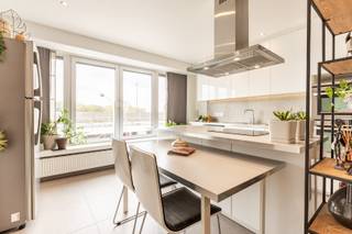 <br />Op de<strong> Boomsesteenweg 433 bus 2 te Wilrijk</strong> vindt u dit v<strong>olledig gerenoveerde appartement</strong> op een uitstekende locatie!<br /><br />Dit instapklare appartement bevindt zich op de tweede verdieping en geniet van een praktische indeling met een overvloed aan natuurlijk licht. Dankzij de grote raampartijen ervaart u een aangename, open sfeer. De lichtrijke leefruimte sluit naadloos aan op de volledig uitgeruste keuken met keukeneiland – ideaal voor wie houdt van comfort en gezelligheid.<br /><br /><u><strong>Indeling:</strong></u><br />Het appartement beschikt over:
<ul>
	<li>2 volwaardige slaapkamers</li>
	<li>Badkamer met douche, enkele lavabo en badkamermeubel + aansluiting voor wasmachine en droogkast</li>
	<li>Apart gastentoilet met lavabo</li>
	<li>Ruime privatieve kelderberging + extra stockageruimte</li>
</ul>
<br /><u><strong>Topligging:</strong></u>

<ul>
	<li>Gelegen nabij belangrijke invalswegen, openbaar vervoer en winkels</li>
	<li>Vlotte verbinding naar het centrum van Antwerpen via de Boomsesteenweg</li>
	<li>Voldoende overdekte parkeerplaats aan de oevrzijde van de straat</li>
	<li>Groen en ontspanning vlakbij: Nachtegalenpark (Den Brandt, Middelheim &amp; Vogelenzang), Schoonselhof en de Hobokense Polder</li>
</ul>
<br /><br /><u><strong>Technische troeven:</strong></u>

<ul>
	<li>EPC B – energiezuinig (103 kWh/m²jaar)</li>
	<li>Geen renovatieplicht</li>
	<li>Driedubbele beglazing</li>
	<li>Rolluiken (elektrisch + manueel)</li>
	<li>Geen syndicus → zeer lage kosten (± €9/maand)</li>
	<li>Gebouwscore A / Perceelscore A</li>
	<li>Stedenbouw in aanvraag</li>
</ul>
<br />Bij interesse kan u ons steeds contacteren voor een bezichtiging of bijkomende informatie.<br /> 