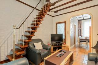 Op te frissen woning met 3 slk op top ligging in het Looks te Lier. <br /><br />Algemeen:<br />- Op te frissen woning<br />- 3 slaapkamers<br />- Gunstige ligging in het Looks<br />- Renovatieverplichting (EPC F)<br />- Asbestveilig<br /><br />Indeling:<br />- Inkomhal<br />- Eetkamer <br />- Leefruimte<br />- Op te frissen keuken<br />- Badkamer met toilet, bad en lavabo<br />- Berging<br /><br />1e verdieping:<br />- 2 slaapkamers<br /><br />Zolder: <br />- 3e slaapkamer<br /><br />Stedenbouwkundige informatie in aanvraag.