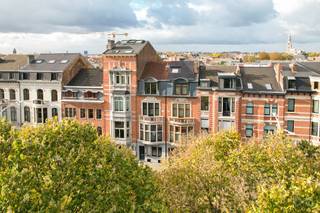 <p>Dit prachtige herenhuis uit 1914 combineert de charme van een statige historische woning met het comfort van vandaag. Met een royale woonoppervlakte van 285 m² biedt deze uitzonderlijke huurwoning alle ruimte voor een groot gezin, een combinatie van wonen en werken, of wie gewoon graag ruim woont.</p>
<p>De woning beschikt over vijf ruime slaapkamers en vier badkamers. De professionele keuken, uitgerust met hoogwaardige apparatuur, vormt het hart van de woning en zal elke kookliefhebber aanspreken. Daarnaast is er een ruime kelder die perfect dienst kan doen als extra opslagruimte.<br />De woning is eveneens geschikt voor co-housing, aangezien er op elk verdiep een badkamer aanwezig is.</p>
<p>Tijdens de renovatie werden tal van authentieke elementen zorgvuldig behouden. Hoge plafonds met sierlijke moulures, originele houten vloeren en indrukwekkende binnendeuren zorgen voor een stijlvolle en warme uitstraling. Tegelijkertijd werd de woning grondig gerenoveerd met aandacht voor modern wooncomfort en energiezuinigheid, wat resulteert in een gunstig EPC-label B.<br /><br />Achteraan bevindt zich een rustgevende tuin in een groen binnengebied, een ideale plek om te ontspannen en tot rust te komen.</p>
<p>De ligging is uitstekend: op slechts enkele minuten van het station van Leuven, met een bushalte vrijwel voor de deur en winkels, scholen en andere voorzieningen op wandelafstand.</p>
<p>Onmiddellijk beschikbaar.</p>