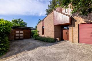 <p><span><strong>Instapklare gezinswoning met 4 slaapkamers op ruim perceel van 1.526 m² in Wechelderzande</strong></span><span></span>!</p>
<p>Bent u op zoek naar een ruime, goed onderhouden woning in een rustige en kindvriendelijke buurt? Deze open bebouwing aan de Brevennendijk 3 in Wechelderzande biedt alles wat u zoekt!<span></span></p>
<p><span><strong>Troeven van deze woning:</strong></span></p>
<ul>
<li><span><strong>Ruim perceel van 1.526 m²</strong></span> met een straatbreedte van 20 meter, ideaal voor gezinnen en tuinliefhebbers.<span></span></li>
<li><span><strong>Instapklare eengezinswoning</strong></span> (bouwjaar 1988) met een bewoonbare oppervlakte van 235 m².<span></span></li>
<li><span><strong>Vier volwaardige slaapkamers</strong></span> en een praktische indeling, perfect voor een groot gezin of thuiswerk.<span></span></li>
<li><span><strong>Volledig geïnstalleerde keuken</strong></span> (vernieuwd in 2015) en een moderne, rolstoeltoegankelijke badkamer (gerenoveerd in 2014).<span></span></li>
<li><span><strong>Energiezuinig wonen</strong></span> dankzij zonnepanelen (3.800 kWh/j), dak-, vloer- en spouwmuurisolatie, dubbele beglazing en een combinatie van elektrische verwarming en houtkachel.<span></span></li>
<li><span><strong>Buitenruimte</strong></span>: voortuin, bosrijke tuin met tuinhuis en meerdere staanplaatsen buiten.<span></span></li>
<li><span><strong>Rustige ligging</strong></span> in een centrale woonkern, vlakbij invalswegen en de dorpskern van Wechelderzande.<span></span></li>
<li><span><strong>Niet gelegen in overstromingsgevoelig gebied</strong></span> (G-score A, P-score A).</li>
</ul>
<br />Deze woning combineert ruimte, comfort en een uitstekende ligging. Ideaal voor wie rustig wil wonen met alle voorzieningen binnen handbereik. Interesse? Neem contact op met Flor Vastgoed via info@flor-vastgoed.be voor meer informatie of een bezoek ter plaatse!