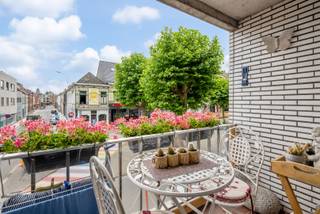 In het hart van Zottegem, op de hoek van de HELDENLAAN met de Neerhofstraat vinden wij dit lichtrijk appartement met PRACHTIG OPEN ZICHT OP DE HELDENLAAN ! Ruime badkamer, afzonderlijk toilet, 2 comfortabele slaapkamers, keuken met bergruimte en balkon, RUIME LICHTRIJKE LIVING ! Kelderberging en GROTE GARAGE.<br />Nieuwe individuele GASBRANDER BUDERUS & elektriciteit CONFORM!<br />Kijk snel op www.JUNOvastgoed.be voor plannen en inlichtingen.