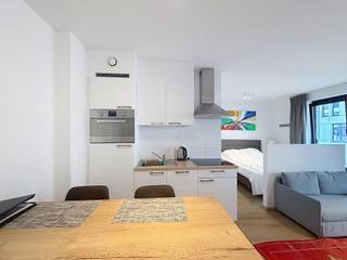 <p><strong>BRUSSEL: Dicht bij alle voorzieningen en het stadscentrum, prachtige GEMEUBILEERDE studio van ±38 m² op de 2e verdieping met lift. De indeling is als volgt: woonkamer van ±18 m², ingerichte keuken (kookplaten, afzuigkap, oven en koelkast), doucheruimte met toilet, kelderruimte nr. B032 en parkeerplaats nr. 211 inbegrepen. Kosten: voorschot van 150 €/maand, inclusief gemeenschappelijke kosten, koud water, warm water en verwarming. EPC B-. Direct beschikbaar.<br /><br /></strong><span>Op de 2e verdieping, bereikbaar met de lift: </span><br /><br /><br />- Woonkamer van ±18 m²<br />- Ingerichte keuken (kookplaten, afzuigkap, oven en koelkast)<br />- Doucheruimte met toilet<br /><br />Kelder B032<br /><br />Parkeerplaats n°211<strong><br /></strong></p>