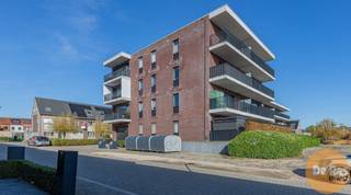 KIJKDAG ZATERDAG 22 NOVEMBER VAN 10u TOT 12u (OP AFSPRAAK!!)<br /><br />AALST - RECENT APPARTEMENT MET 2 SLAAPKAMERS EN TERRAS<br />Dit recent appartement is rustig gelegen in een nieuwe verkaveling nabij Ten Rozen en OLV.<br />Het bestaat uit een ruime inkomhal met praktische ingebouwde kasten/vestiaire, ingerichte badkamer met inloopdouche, twee ruime slaapkamers en open leefruimte met volledig uitgeruste keuken met kwalitatieve toestellen. Het keukeneiland nodigt uit voor een gezellig aperitief tijdens de voorbereiding van een maaltijd.<br /><br />De zithoek kijkt uit op het ruime terras, met ook nog een nuttige buitenberging. Dit appartement is voorzien van bewoning voor een rolstoelgebruiker.<br />In de kelder is er ook nog mogelijkheid tot aankoop van een autostaanplaats.<br /><br />De vermelde prijs is een richtprijs. Na ontvangst van de biedingen zal de verkoper beslissen of hij/zij de eigendom verkoopt aan het beste bod. De richtprijs is aldus niet bindend voor de verkoper. Voor meer info kunt u ons contacteren of het reglement raadplegen op onze website.