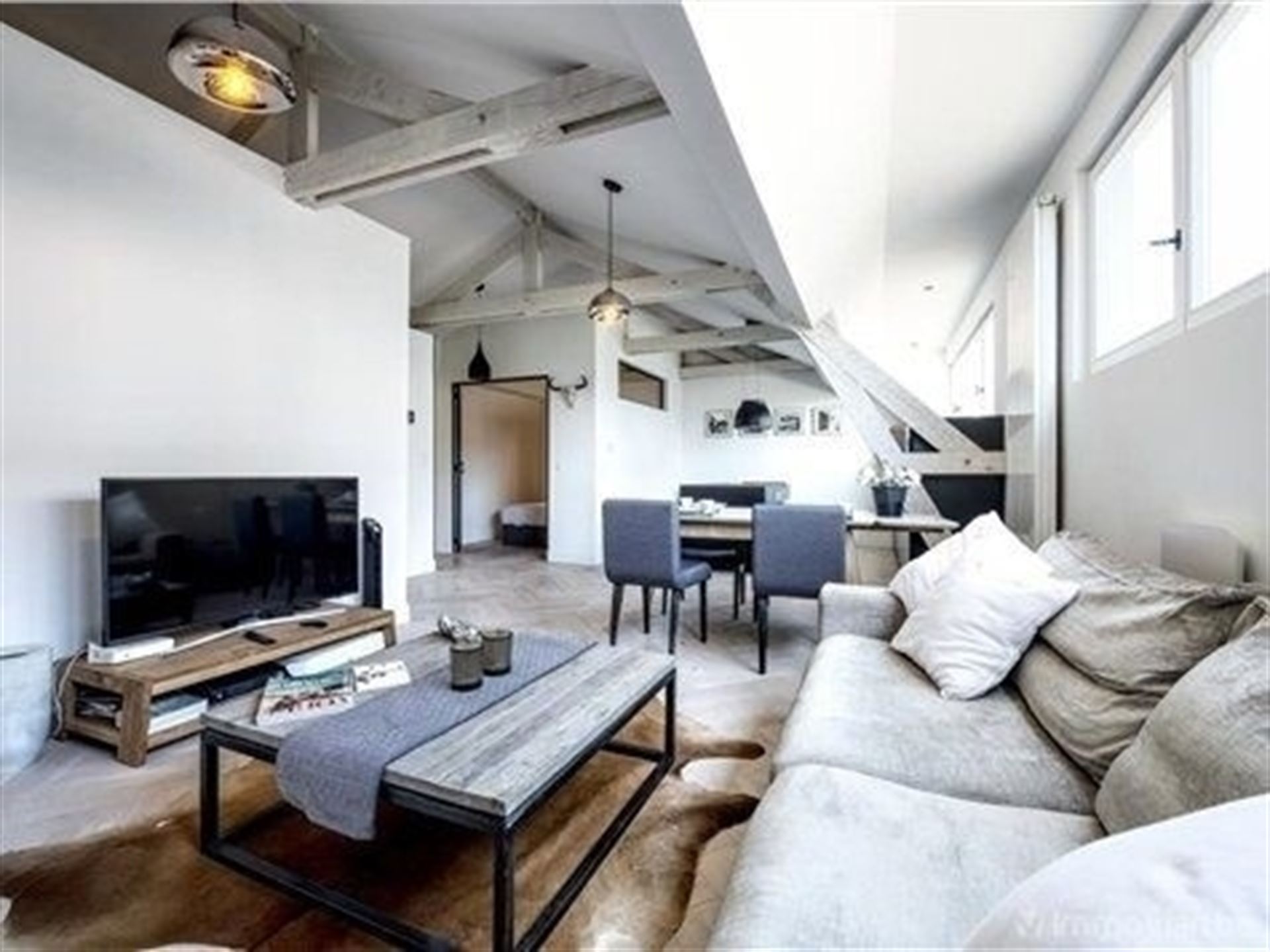 Stijlvol gerenoveerd en gemeubeld appartement op toplocatie aan Sint-Katelijneplein - foto 5