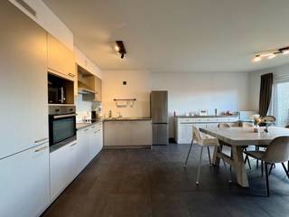 Ideaal om zelf te bewonen of als investering.<br />Appartement pal in het CENTRUM van het bruisende Ertvelde.<br />Indeling: inkom, leefruimte met open keuken, terras, berging/wasplaats, grote badkamer en 3 VOLWAARDIGE kamers.<br />Ondergronds is er een aparte staanplaats inbegrepen in de prijs!<br />Alle appartementen hebben de mogelijkheid om fietsen, vuilnis in de daarvoor voorziene bergingen te plaatsen.<br />Info en bezoek na afspraak via info@danimmo.be of 09 253 51 93.