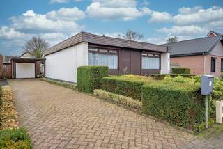 In een aangename en rustige woonomgeving vinden we deze degelijke gelijkvloerse woning.

Via de inkomhal betreedt u de woning. De gezellige leefruimte, opgedeeld in een eet- en zithoek, vormt het hart van het huis en geniet van een aangename lichtinval. Aansluitend bevindt zich de ruime keuken met plaats voor een eettafel.

De woning beschikt over twee slaapkamers en een badkamer uitgerust met douche, lavabomeubel en toilet. Daarnaast is er een grote wasberging, wat zorgt voor extra praktische bergruimte. De veranda zorgt voor een extra gezellige plek om het hele jaar door te genieten.

Buiten vindt u een omheinde tuin met tuinberging en serre – ideaal voor tuinliefhebbers. De woning beschikt bovendien over een garage en een grote oprit, waardoor er parkeergelegenheid is voor meerdere wagens.

Bent u op zoek naar een verzorgde, gelijkvloerse woning met tuin en garage in Essen? Dan is dit zeker een bezoek waard!

Contacteer ons vandaag nog voor meer informatie of een bezichtiging: info@vastgoed03.be - 03/568.03.03
