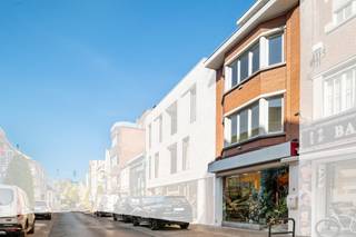 Multifunctioneel handelspand met woon- en werkmogelijkheden op 40 m van de Markt van Roeselare. Op zoek naar een pand met tal van mogelijkheden op een centrale ligging in Roeselare ?<br /><br />Dit multifunctioneel pand in de Manestraat, <strong>op wandelafstand van de Markt en diverse parkeermogelijkheden</strong>, combineert een commerciële ruimte op het gelijkvloers met meerdere verdiepingen die ingericht kunnen worden<strong> als woon- of werkruimte</strong>. Het pand onderging recent een mooie opfrissing en verschillende vernieuwingen, waardoor het een uitstekende basis vormt voor zowel ondernemers als investeerders. Handelsruimte ideaal voor kantoor / shop.<br /><br /><strong><em>Voor eigen gebruik of als uitstekende investering om te verhuren </em></strong><br /><br />De gelijkvloerse handelsruimte van +/- 40m² beschikt over een ruime etalage en biedt tal van commerciële mogelijkheden.<br />Dankzij de indeling en centrale ligging is deze ruimte onder meer geschikt voor: <strong>kapsalon; schoonheidssalon of nagelstudio; koffiebar; kantoor of praktijkruimte; reisbureau; diverse andere handels- of zelfstandige activiteiten.</strong><br />Daarnaast beschikt het pand over een kelder, handig als extra opslagruimte.<br /><br />Boven de handelsruimte bevinden zich nog <strong>drie verdiepingen</strong>, die naar eigen behoefte kunnen worden ingericht.<br /><br />Op de eerste verdieping is er <strong>ruimte voor een leef- of extra werkruimte</strong>, alsook keukenruimte en toilet.<br /><br />De twee bovenliggende verdiepingen bieden bijkomende ruimte die bijvoorbeeld kan worden ingericht met één tot drie slaapkamers, een bureauruimte, hobbyruimte of extra workspace.<br /><br />Hoewel de bovenverdiepingen recent niet als woonruimte werden benut, biedt het pand vandaag een interessante opportuniteit om een combinatie van wonen en werken te realiseren, mits de nodige aanpassingen en conform de geldende voorschriften.<br /><br />Een pand met dubbele troef dankzij de combinatie van een commerciële ruimte en de ruime bovenliggende verdiepingen is dit een bijzonder veelzijdig pand. Ideaal voor wie zijn zaak wil combineren met een eigen woon- of werkplek, maar eveneens interessant als investering met verschillende mogelijke invullingen. Het EPC is gekoppeld aan de handelsruimte.<br /><br />Op de bovenverdiepingen zijn recent vernieuwde ramen aanwezig, voorzien van hoog rendementsglas. Met enkele verdere toevoegingen en aanpassingen kan hier een bijzonder interessante woon- en werkomgeving ontstaan.<br /><br /><strong>In 2021 werden volgende werken uitgevoerd :</strong>
<ul>
	<li>Op de bovenverdiepingen werden de ramen vernieuwd, voorzien van hoog rendementsglas</li>
	<li>Het dak van de bovenste verdieping werd geïsoleerd aan de binnenzijde : Iso comfort 35 160, RD = 4,55 m2 K/W en voorzien van nieuwe Gyproc</li>
	<li>Alle buiten goten werden vernieuwd : aan de binnenkant voorzien van Epdm en buitenkant in PVC</li>
	<li>In 2025 werden uitgevoerd Schilderwerken en reparaties muren nl 1ste 2de 3de verdieping inclusief muren traphall en werden de plafond</li>
	<li>verlichting voorzien van ledlampen</li>
	<li>In 2026 werden linker zijgevel en achtergevelbekleding werd vernieuwd en geïsoleerd (Isolatiedikte 80mm + 25mm R- waarde: 4,35 m²K/W</li>
	<li>En op de beneden verdieping werd de kelder voorzien van een nieuwe trap</li>
</ul>
Met enkele verdere toevoegingen en aanpassingen kan hier een bijzonder interessante woon- en werkomgeving ontstaan.<br /><br /><strong>Troeven op een rij:</strong>

<ul>
	<li>Centrale ligging op 40 m van de Markt van Roeselare</li>
	<li>Goede bereikbaarheid en parkeermogelijkheden in de omgeving</li>
	<li>Handelsruimte van ca. 40 m² met etalage</li>
	<li>Kelder aanwezig</li>
	<li>WONEN &amp; WERKEN in 1 pand !</li>
	<li>+/- 130-150m² bruikbare ruimtes</li>
</ul>
<br />Laat u verrassen door de mogelijkheden die dit verrassend pand  te bieden heeft en plan snel uw bezoek en bel ons op het nummer 051/624040