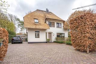 In een gegeerde wijk bevindt zich deze charmante vrijstaande en rietgedekte villa afgewerkt met oog voor detail met een ideale zuid...