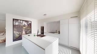 <p>Dit Pinterest-appartement bevindt zich in een recente kleinschalige blok met slechts 1 ander appartement.</p>
<p>Op het gelijkvloers komt men via de eigen inkom binnen; een mooie natuurstenen trap brengt ons naar de eerste verdieping. De hal beschikt over inbouwkasten waar de jassen alvast netjes een plaats krijgen.</p>
<p>Via de glazen deur komt men in de zeer grote living met open moderne keuken. De strakke volledig vernieuwde ingerichte keuken is voorzien van een eiland met spoelbak, een afwasmachine, fornuis, dampkap, koelkast oven en microgolfoven. In deze leefruimte heeft men van ’s morgens tot ’s avonds de zon binnen! Het prachtige terras van 70m² is vanuit het schuifraam bereikbaar.</p>
<p>In het volledige appartement werd de gietvloer doorgetrokken. Er zijn ook 12 zonnepanelen geplaatst op het dak.</p>
<p></p>
<p>Pluspunten:</p>
<p>- eigen privé ingang</p>
<p>- zonnepanelen</p>
<p>- airco</p>
<p>- geen gemeenschappelijke kosten</p>
<p>- overal vloerverwarming!</p>
<p>- ruim = 215m²</p>
<p>- PVC ramen met trippel glas en rolluiken</p>
<p>- terras (70m²) = zuidoost georiënteerd</p>
<p>- vlakbij natuur en fietsroutenetwerk</p>
<p>- zeer goed onderhouden en instapklaar!</p>
<p>- 5 slaapkamers</p>
<p>- grote privé tuin aan de achterzijde</p>
<p>- mogelijkheid tot bouwen garage</p>
<p></p>
<p>Voor een bezichtiging ter plaatse of meer info, bel ons op 078/78.78.70, of kom gewoon binnen op ons kantoor, steeds welkom!</p>